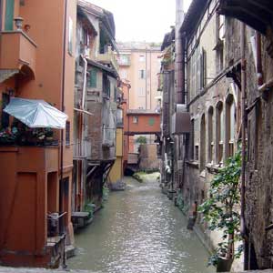 볼로냐의 피엘라 거리의 작은창