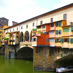 피렌체의 아르노강에 비치는 가장 오래된 다리, 베키오 다리