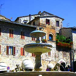 아씨시：꼬무네광장