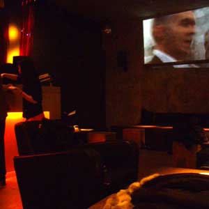 밀라노에서의 가벼운 저녁식사 본드