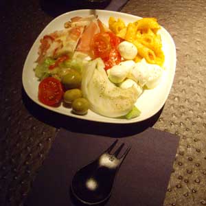 밀라노에서의 가벼운 저녁식사 본드